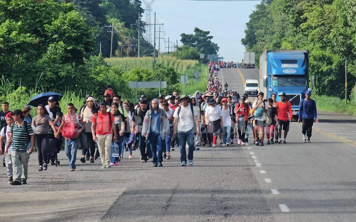 migrantes en carretera costera